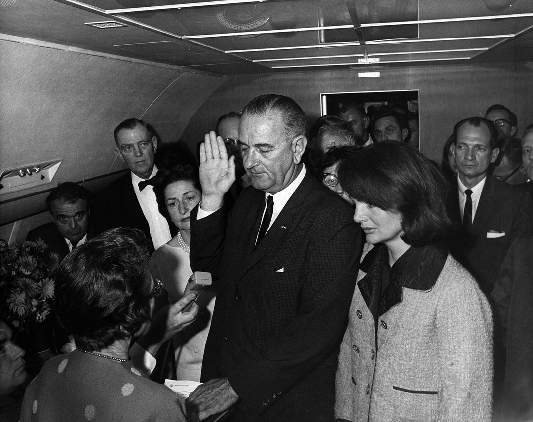 Lyndon_B._Johnson_taking_the_oath_of_office,_November_1963