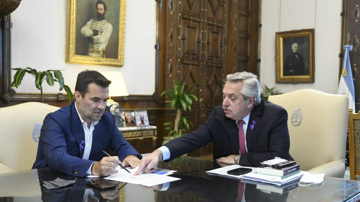 Alberto Fernández junto a Darío Martínez el día que el Gobierno anunció el gasoducto. Fuente: (Twitter)