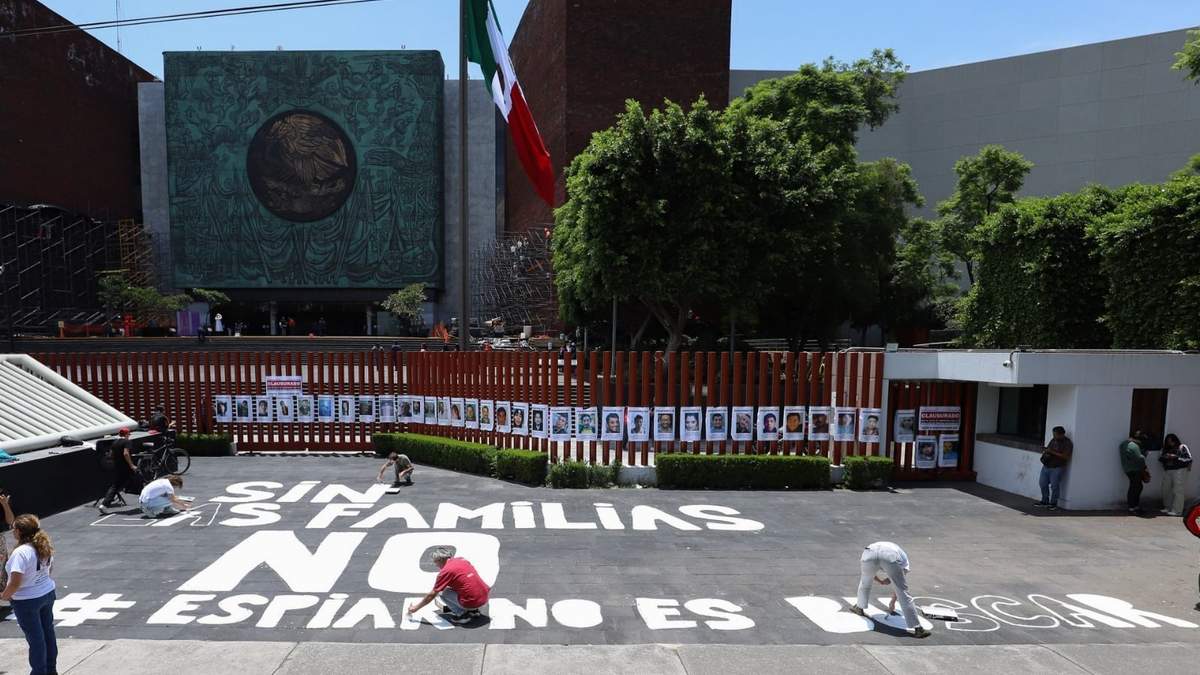 Familiares de desaparecidos pintaron el piso con la leyenda "Sin las Familias No, #EspiarNoEsBuscar"