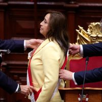 La nueva presidenta de Perú intenta formar un gobierno tras la destitución de su antecesor
