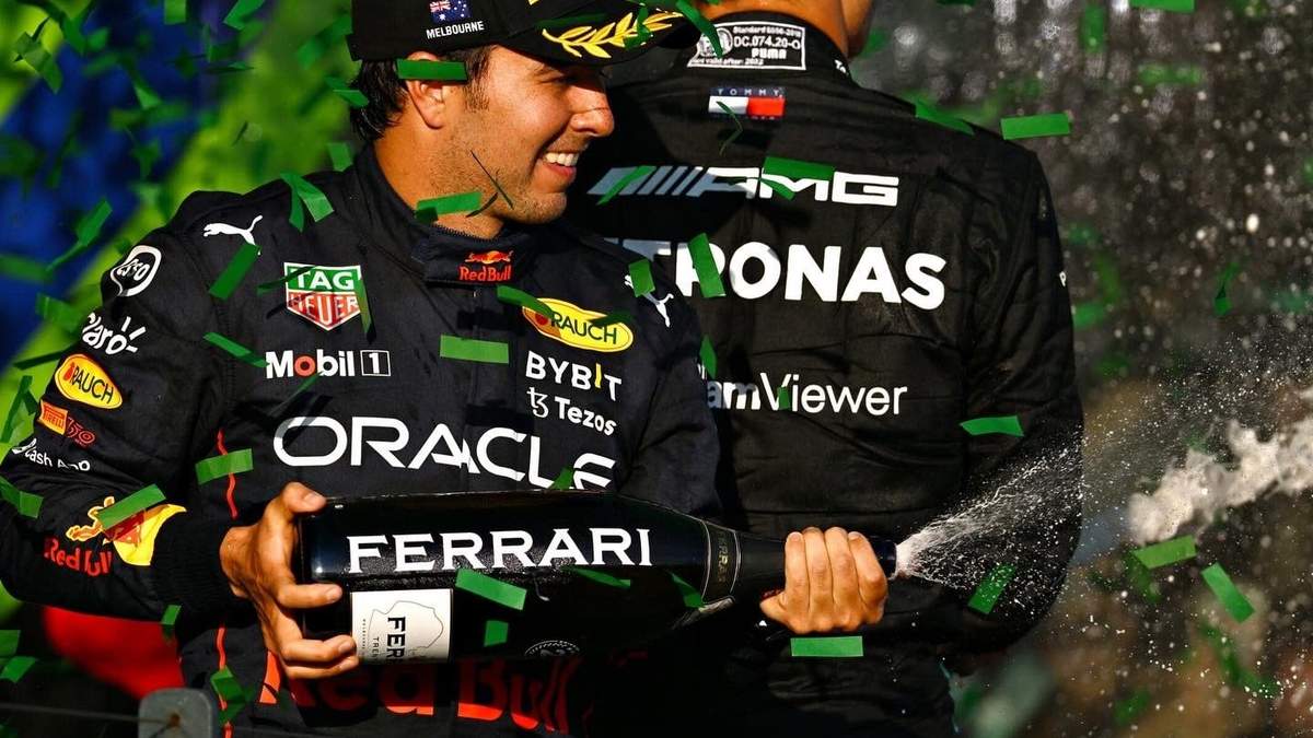 El piloto Checo Pérez festeja subir al podio del Gran Premio de Australia