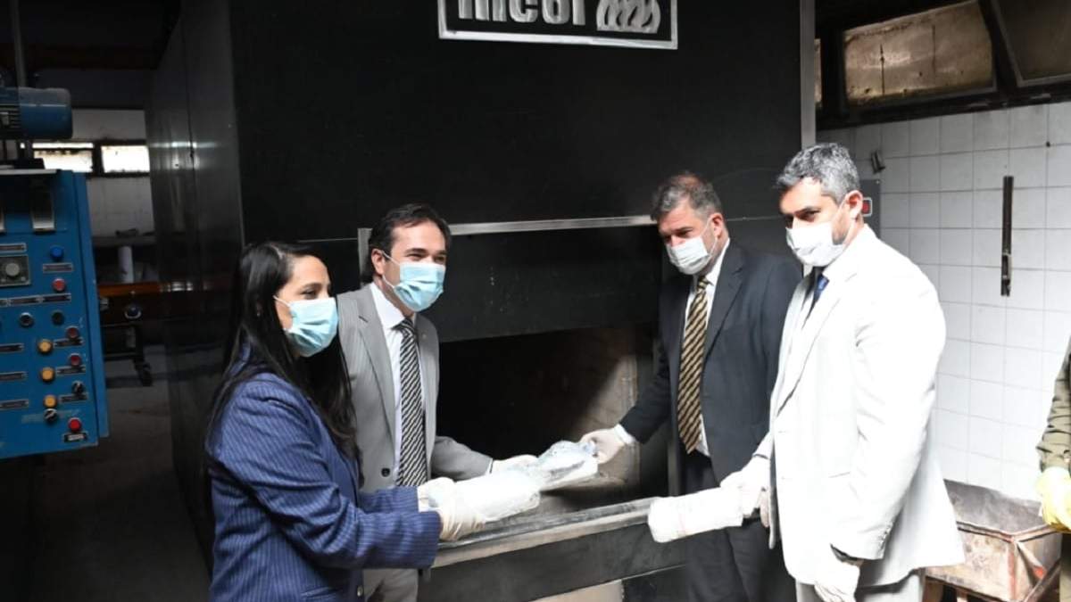 Momento del inicio de la quema de 21,2 kilos de drogas secuestrada en Río Negro y Neuquén. Fuente (Florencia Salto)