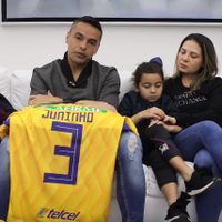 Juninho anuncia su retiro de las canchas