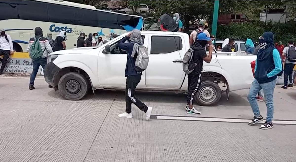 Jóvenes que bloquearon la autopista este domingo