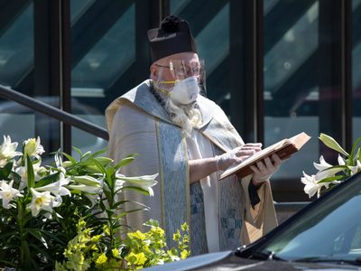 La insólita forma de un sacerdote para bendecir a sus fieles, manteniendo la distancia social