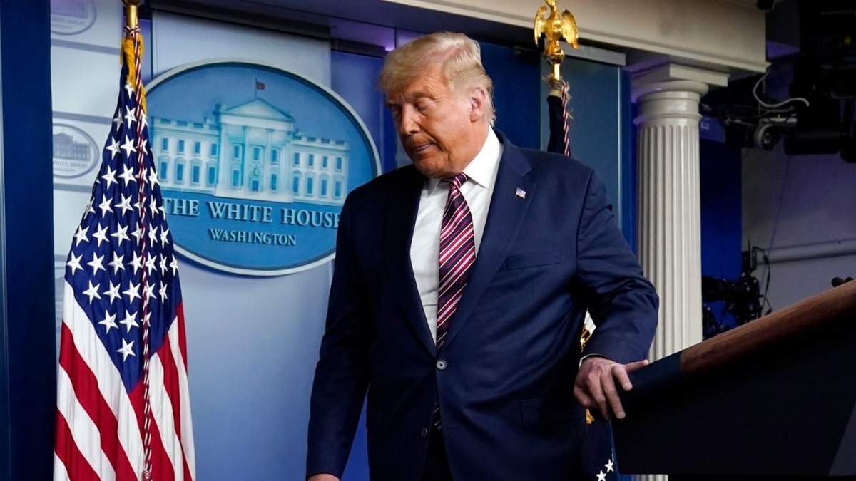 El presidente Trump abandona el podio después de hablar en la Casa Blanca el jueves 5. Foto AP / Evan Vucci