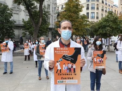 Médicos de España inician una huelga en pleno repunte de covid