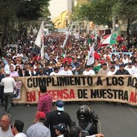 Agremiados del SME queman figura de Calderón en el 14 aniversario de la extinción de Luz y Fuerza