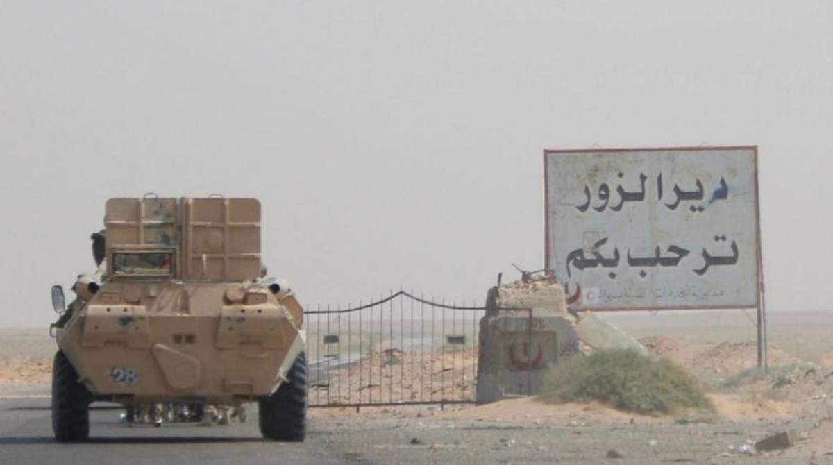 Una señal de tráfico da la bienvenida a Deir Ezzor en Siria