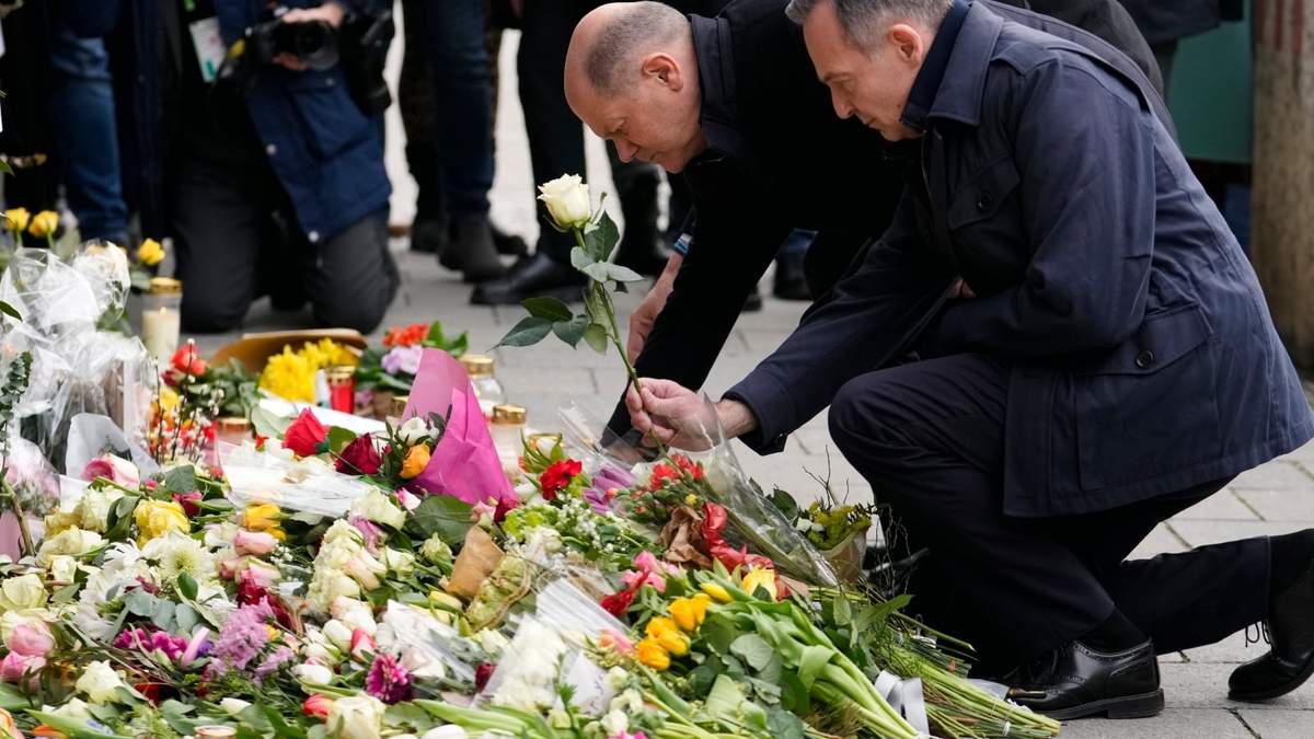 El canciller alemán Olaf Scholz y Volker Wissing, ministro de Justicia, depositan flores en el sitio del ataque