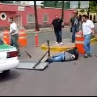 Taxistas golpean a un motociclista tras incidente vial en Mazatlán (Video)