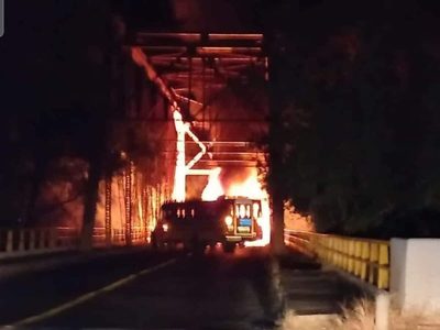 Queman camiones para bloquear carreteras en Jalisco