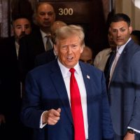 Trump utiliza bombardeos en Yemen para criticar a Biden y alega que él "derrotó" al Estado Islámico