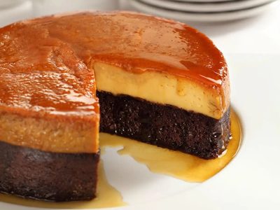 Dos delicias en una: animate a este bizcochuelo relleno de flan, ideal para cualquier fiesta o cumpleaños