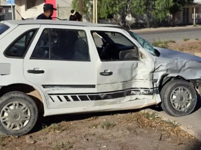 Una mujer que aprendía a manejar causó un accidente en Centenario al ser impactada por colectivo de línea