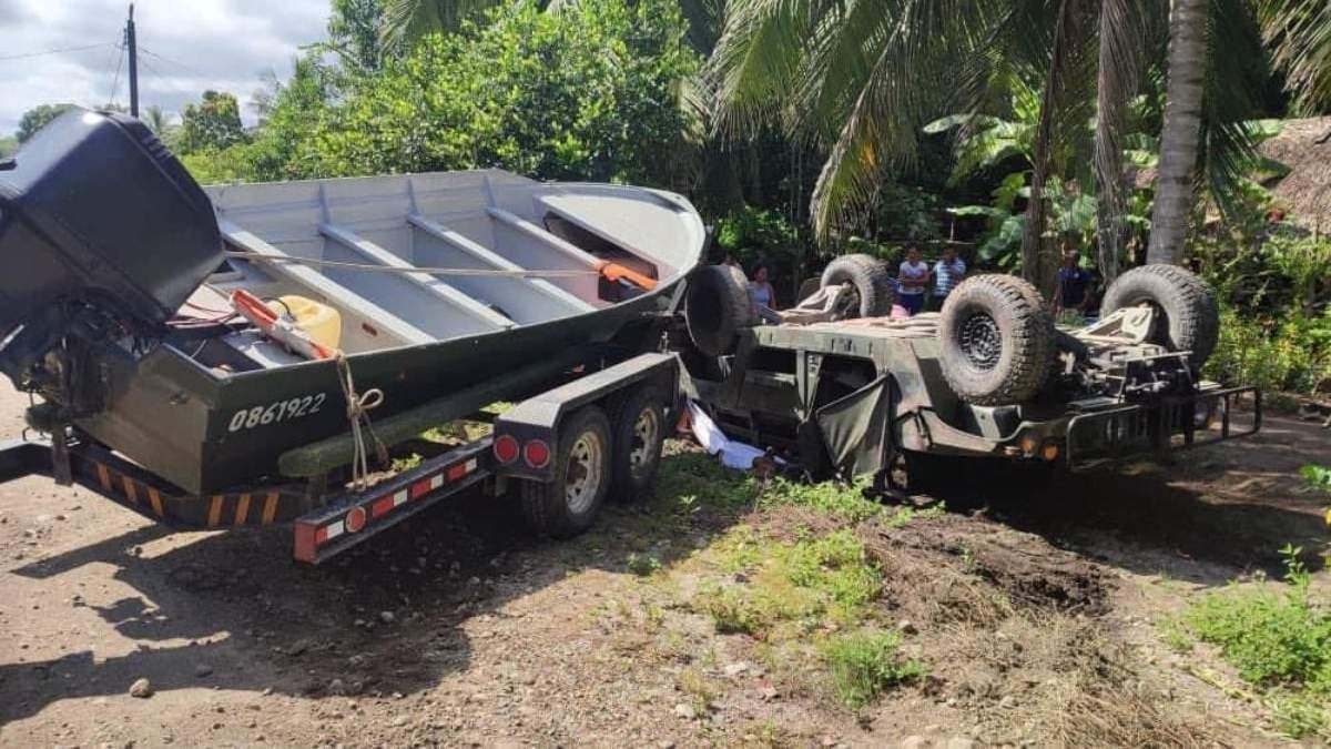 El vehículo Hummer volcó cuando arrastraba una lancha