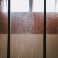 Exprés y económico: el truco para dejar la mampara del baño impecable usando solo 2 ingredientes