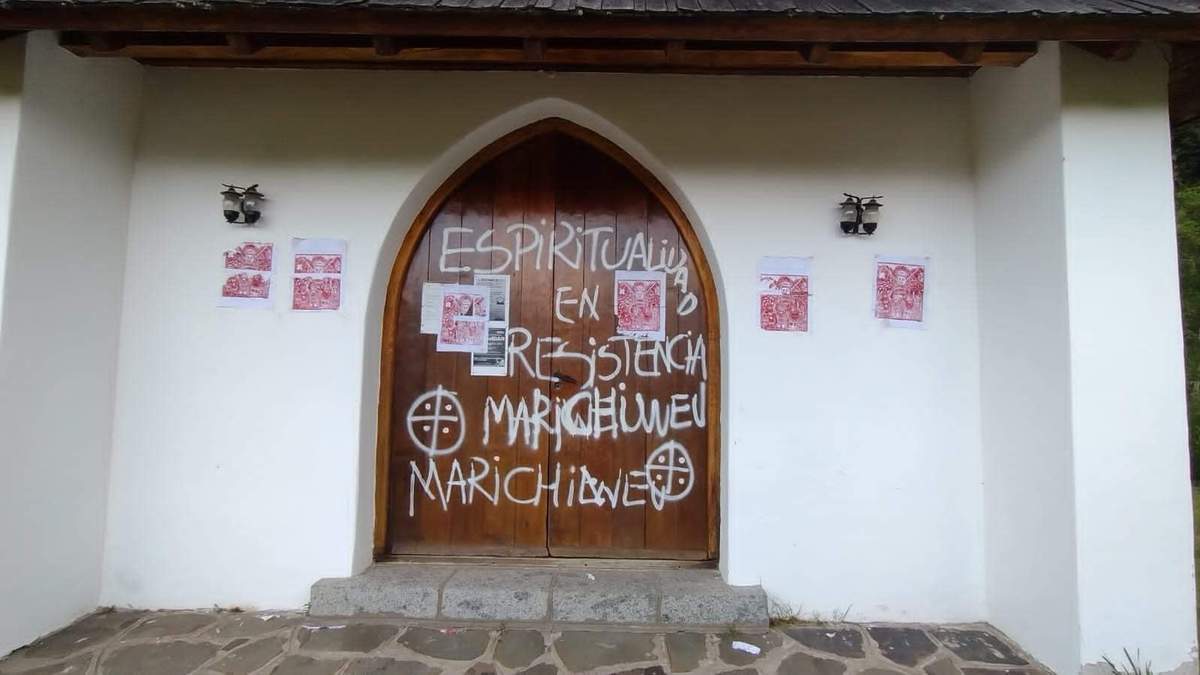El frente de la capilla apareció con pintadas mapuches. Fuente: (Twitter)