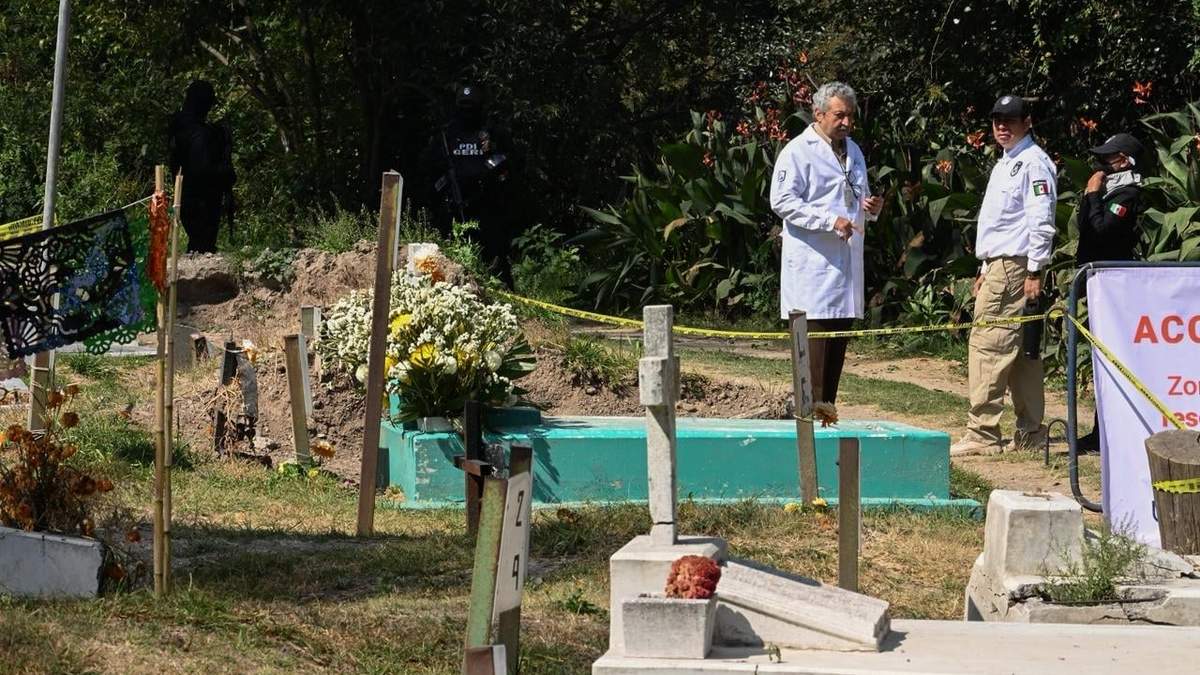 Exhumación de fosa común en el Panteón Civil de Dolores
