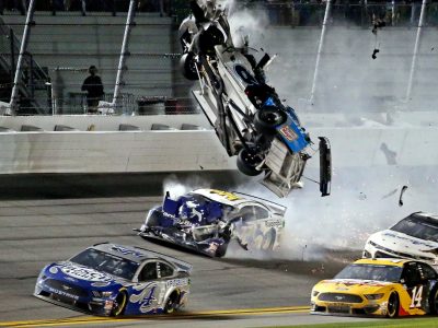 Un piloto resultó herido en un tremendo accidente en el Daytona