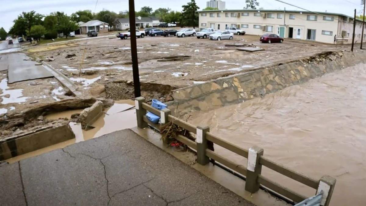 Foto tomada de video, suministrada por Juliana Halvorson, que muestra los daños tras las inundaciones en Roswell, Nuevo México, el 20 de octubre del 2024
