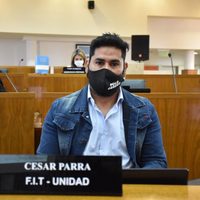El primero en emitir su voto fue César Parra, del Frente de Izquierda de los Trabajadores