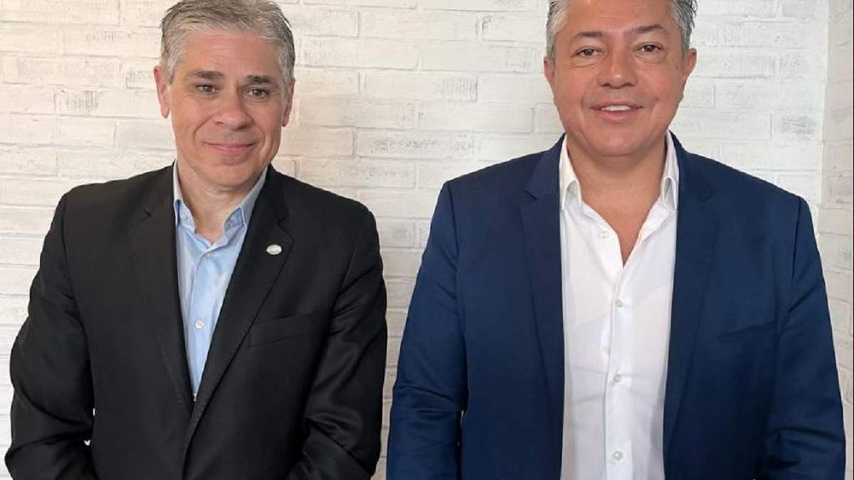Rolando Figueroa con el presidente de YPF, Pablo González, pidieron por el Régimen de Promoción del Gas Natural Licuado (GNL). Fuente: (Prensa Figueroa)