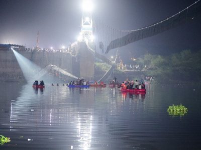 Puente colgante se derrumba en India; hay 91 muertos y 100 desaparecidos (Video)