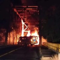 Queman camiones para bloquear carreteras en Jalisco