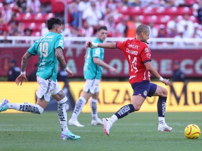 León doblega a Chivas que siguen en crisis durante el torneo Clausura de México