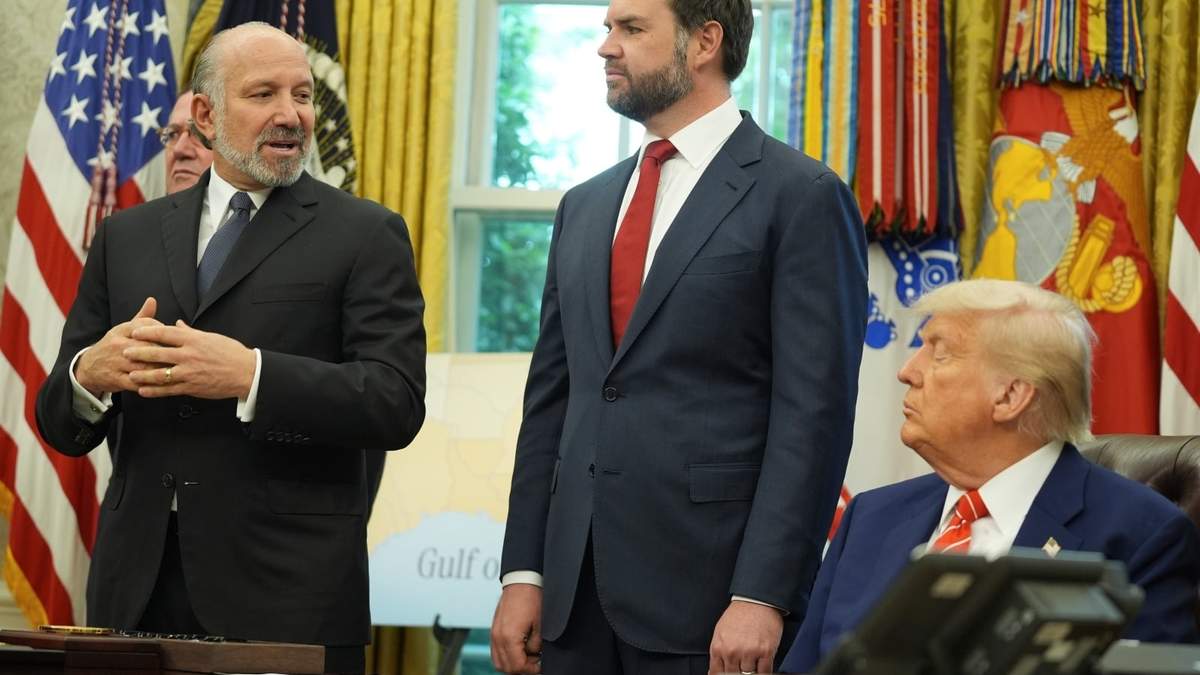 El secretario de Comercio, Howard Lutnick, con el vicepresidente JD Vance y el presidente Donald Trump.