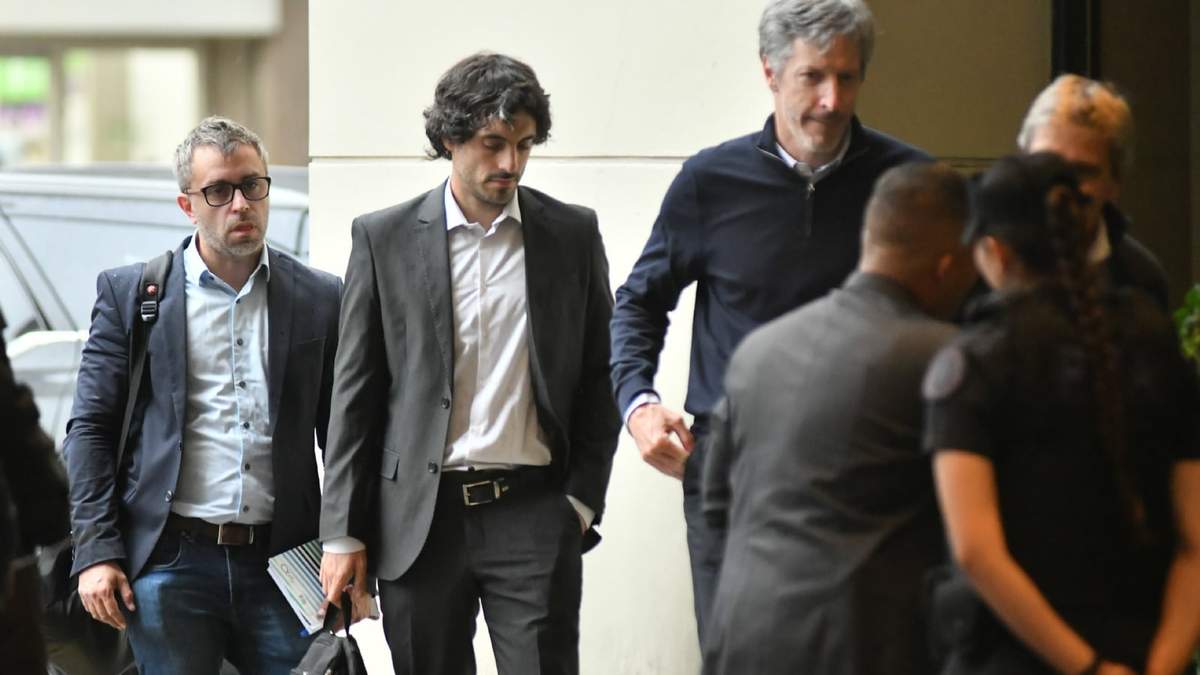 Miembros del equipo de trabajo del designado ministro de Economía, Luis Caputo (de izq a der) Federico Furiase, Martín Vauthier y Santiago Bausili, ingresan al hotel Libertador para reunirse con el presidente electo Javier Milei.