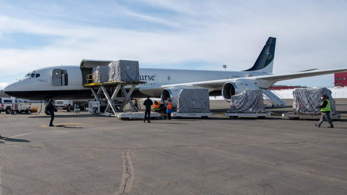 El gobernador propuso instalar puestos de vacunación en los aeropuertos de Alaska