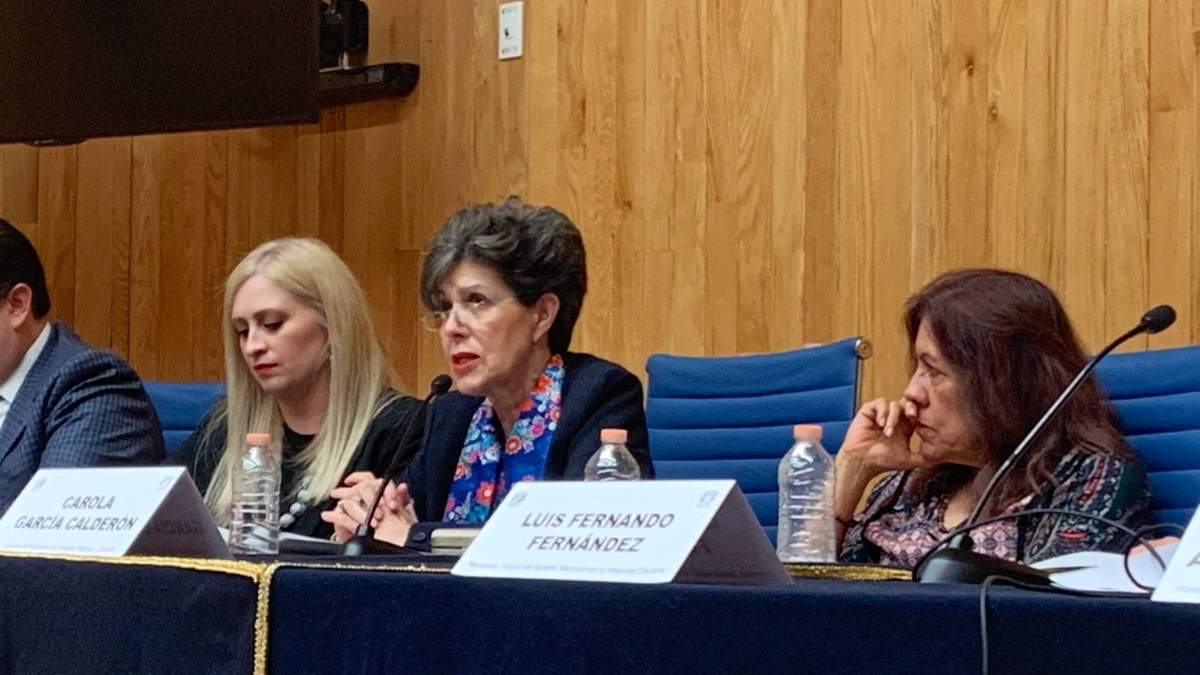 Janine Otálora (segunda de izquierda a derecha), magistrada del TEPJF, en la presentación del informe