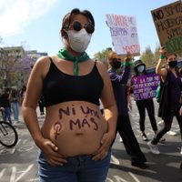 "Juntas somos fuego", claman en la marcha 8M, a pie de murallas convertidas en memoriales