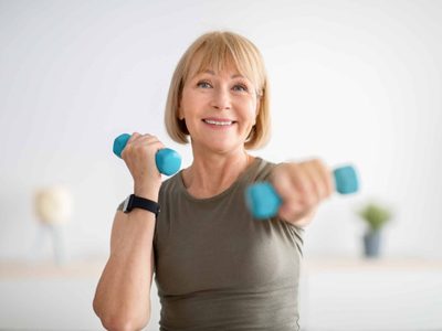 Fáciles, efectivos y sin salir de casa: 5 ejercicios para tonificar y fortalecer tus músculos en la menopausia