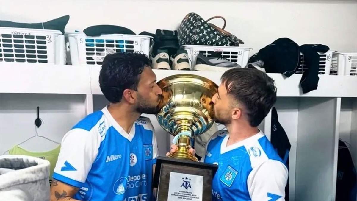 Hubo entrega de copa por ganar el Reducido para Estudiantes de Río Cuarto. Se la dieron al capitán y al técnico rodeados de policías