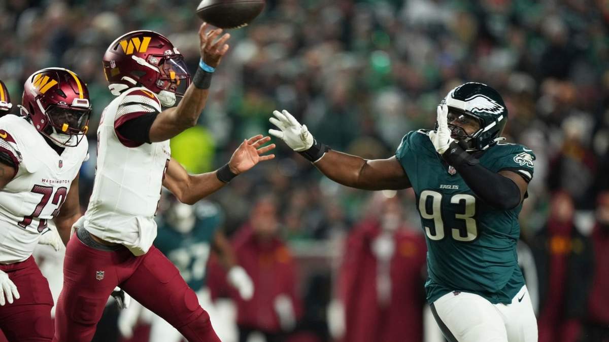El quarterback de los Commanders de Washington Jayden Daniels (izquierda) afronta el asedio del tackle defensivo de los Eagles de Filadelfia Milton Williams (93) durante la final de la NFC, el domingo 26 de enero de 2025