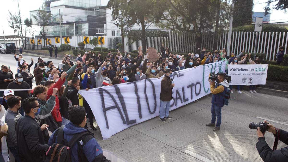 El bloqueo de integrantes del CIDE sobre la carretera México-Toluca