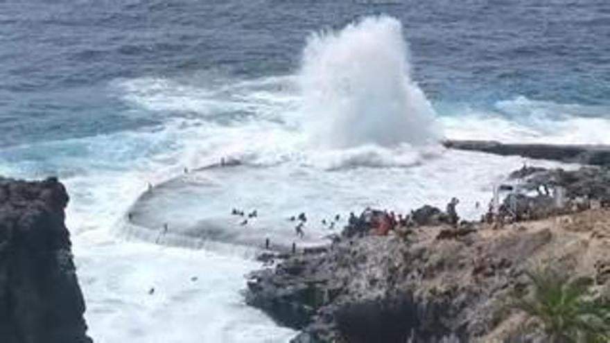 Una ola mata a cuatro personas y deja a una desaparecida en Tenerife, España
