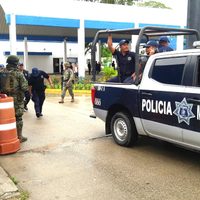 Ejército arresta a 8 policías de Cárdenas, Tabasco, por vínculos con el crimen