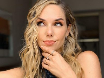 "¡Cuidado!" Julieta Nair Calvo posó con un extraño objeto sobre su... ¡Mira!