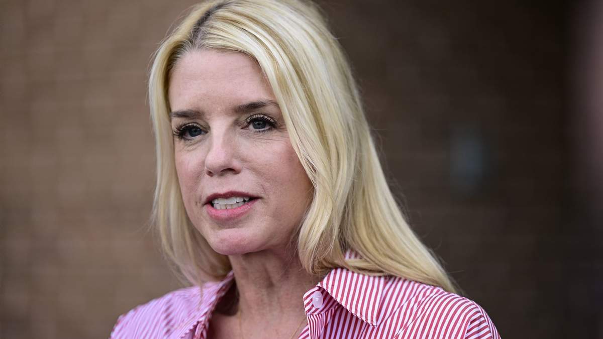 Pam Bondi nominada por Trumpo como fiscal general