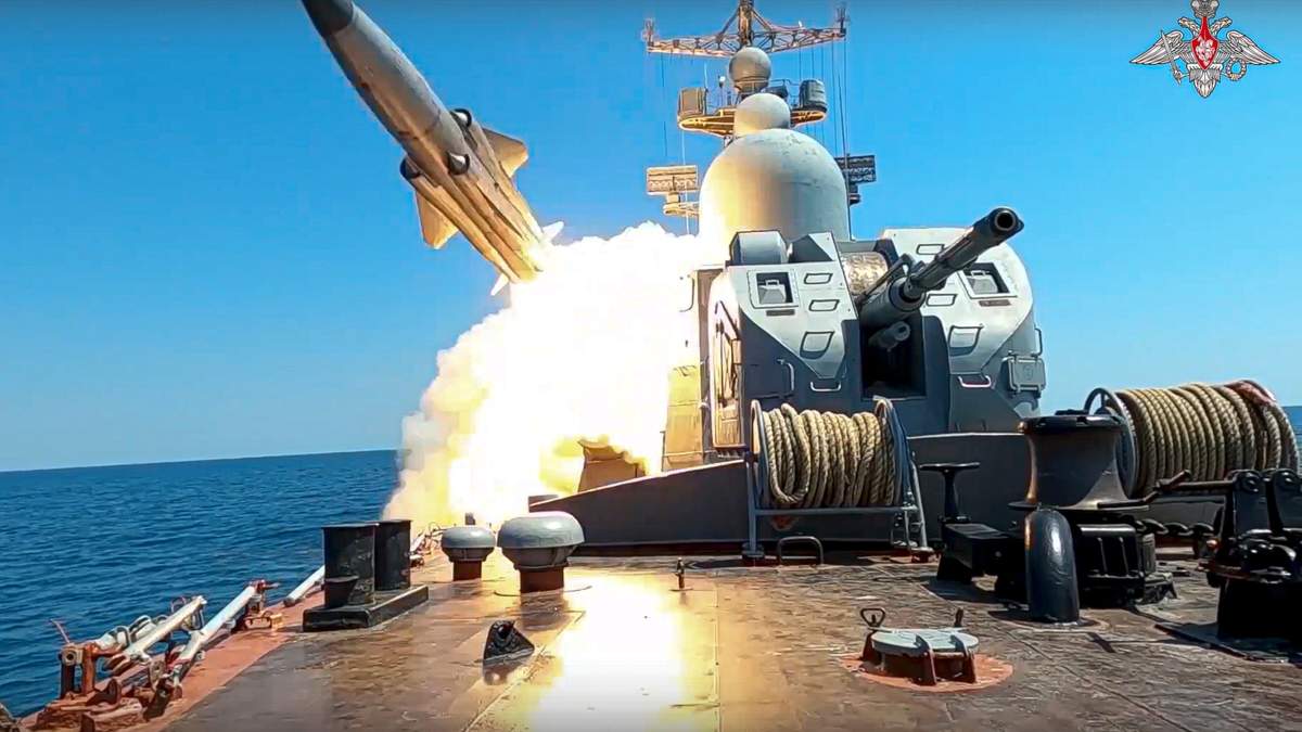 Un buque de guerra de la flota rusa en el Mar Negro dispara un misil mientras participa en ejercicios navales