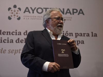 Encinas presenta informe de Ayotzinapa e implica a García Harfuch en la "verdad histórica"