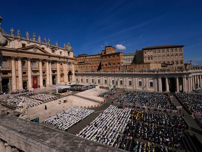 Fieles católicos rinden homenaje al papa Francisco mientras su tumba en Roma abre al público