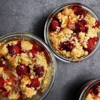 Con 4 ingredientes, hacé este delicioso crumble de frutillas, ideal para merendar o comer de postre