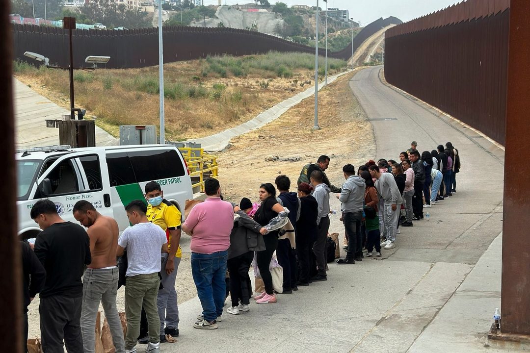 Migrantes San Diego Foto Eugene Garcia  AP