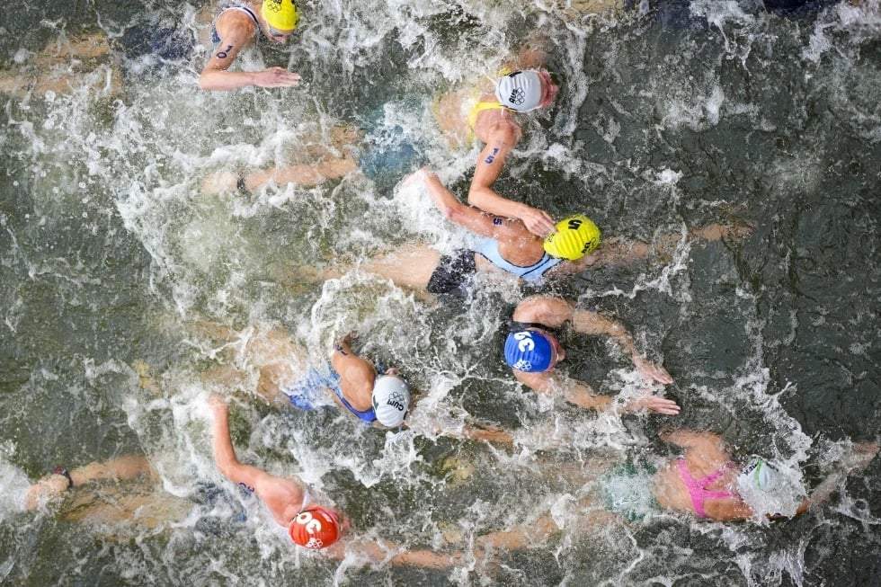 La australiana Natalie Van Coevorden (15), la belga Claire Michel (5) y la kazaja Ekaterina Shabalina compiten el triatlón de los Juegos Olímpicos de París, el miércoles 31 de julio de 2024.