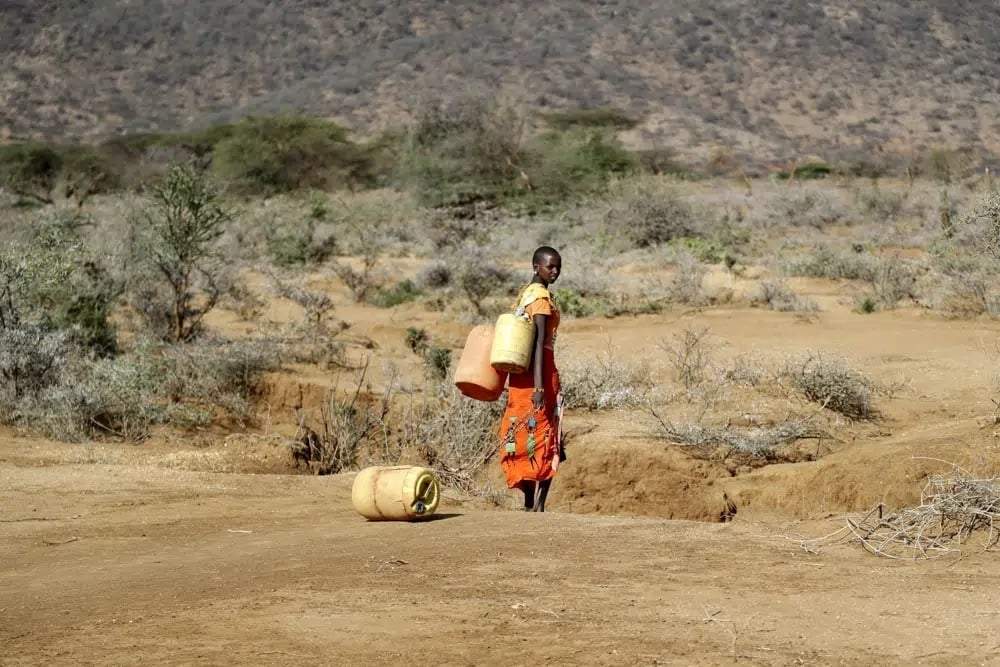 Una mujer va a buscar agua durante una sequía en el condado de Samburu, Kenia, 16 de octubre de 2022